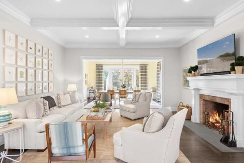 Posezení v ubytování Fairway Villa by Rove Travel Family Home with Heated Pool