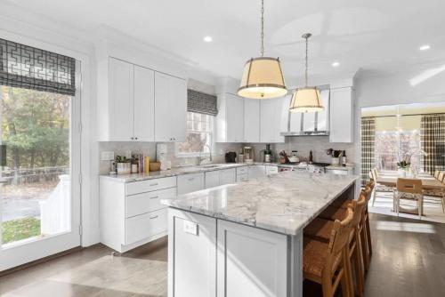 Kuchyň nebo kuchyňský kout v ubytování Fairway Villa by Rove Travel Family Home with Heated Pool