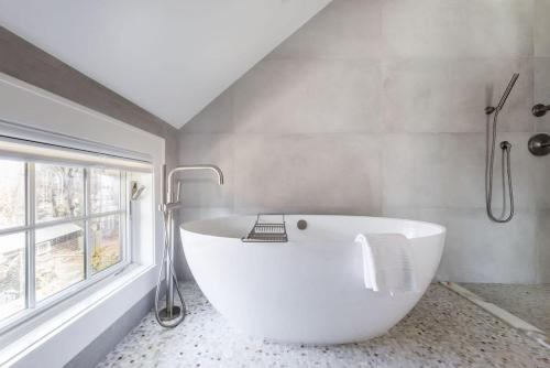 Koupelna v ubytování Breakwater by Rove Travel 3BR Secluded Retreat