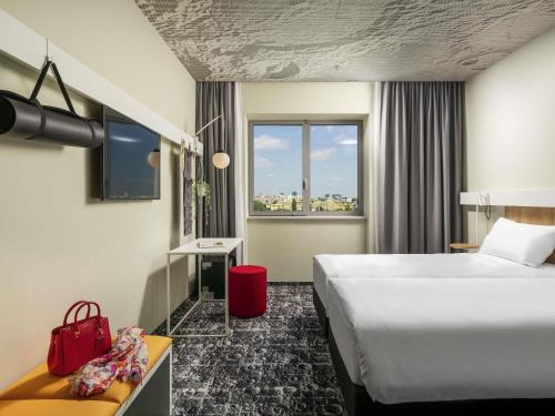 Un pat sau paturi într-o cameră la ibis Bucharest Politehnica