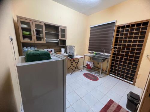 Η κουζίνα ή μικρή κουζίνα στο Amani guesthouse