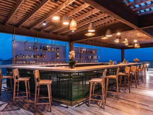 カルタヘナ・デ・インディアスにあるSofitel Barú Cartagenaの椅子が置かれたレストランのバー