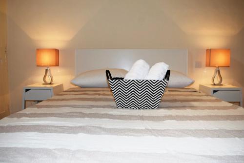 Un pat sau paturi într-o cameră la Valletta Mint Apartment 1