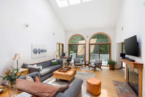 Μια τηλεόραση ή/και κέντρο ψυχαγωγίας στο Meadowood Manor by RoveTravel 6BR Outdoor Spaces