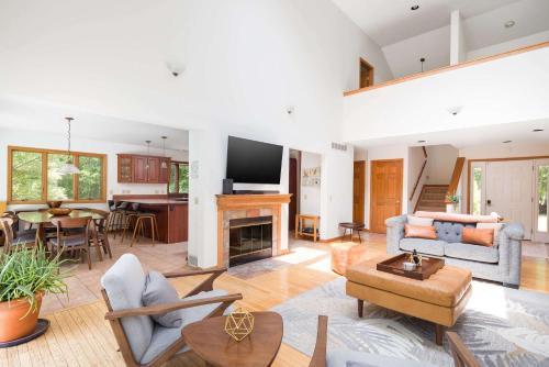 Μια τηλεόραση ή/και κέντρο ψυχαγωγίας στο Meadowood Manor by RoveTravel 6BR Outdoor Spaces