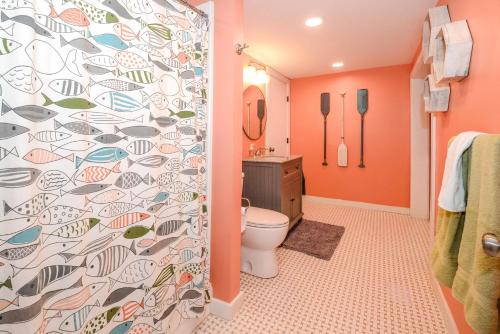 ein Badezimmer mit Dusche und Duschvorhang mit Fischmuster in der Unterkunft Sebago Lake Family Escape - sandy beach - swim - hike - ski 