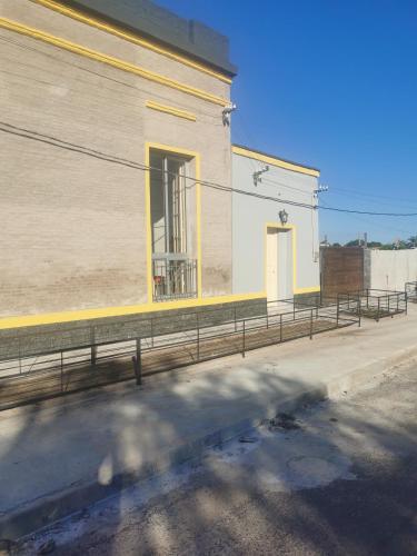 ein Gebäude mit einem Fenster auf der Straßenseite in der Unterkunft Lo de Mary in Rocha