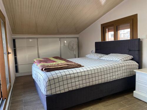 En eller flere senge i et værelse på Villa Sunrise