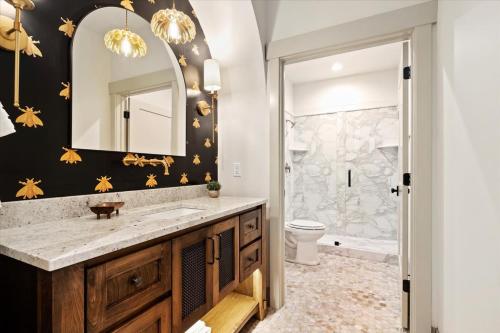 Ένα μπάνιο στο The Bee Room - Cozy Retreat on Midway Main Street