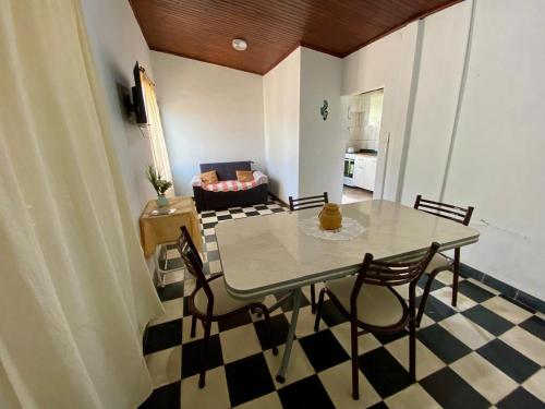 ein Esstisch und Stühle in einem Wohnzimmer in der Unterkunft Los Cardenales in San José