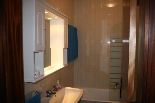 サン・マルティーニョ・ド・ポルトにあるApartamento Conde de Avelarのバスルーム(シンク、鏡付きシャワー付)