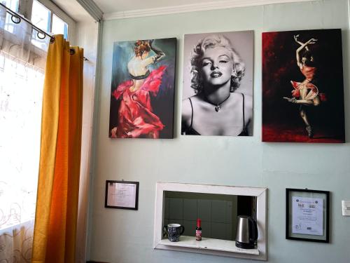 eine Wand mit vier Bildern einer Frau darauf in der Unterkunft Arriendo a diario casa en pleno centro de Ovalle in Ovalle