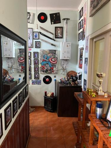 ein Raum mit Schallplatten an der Wand und einem Tisch in der Unterkunft Arriendo a diario casa en pleno centro de Ovalle in Ovalle