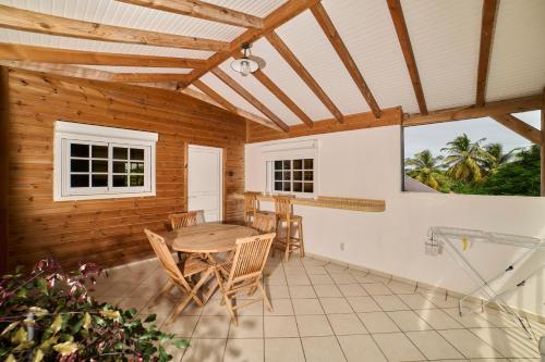 ein Esszimmer mit Tisch und Stühlen in der Unterkunft Le Flamboyant in Saint-Louis