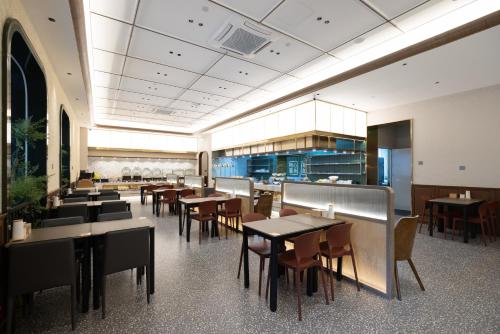 Εστιατόριο ή άλλο μέρος για φαγητό στο Nost algia Hotel Beijing Panjiayuan Antique Market 时光漫步酒店北京潘家园劲松地铁站店 Free fresh ground coffee,Free laundry service