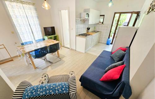 Kuchyň nebo kuchyňský kout v ubytování 2 Bedroom Cozy Apartment In Vrbnik