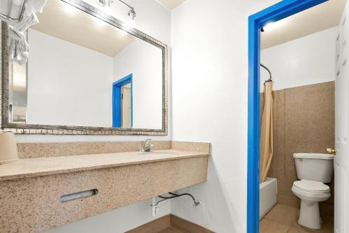 Ένα μπάνιο στο Capitol Inn & Suites