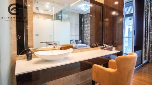Et badeværelse på Dorsett Residences Bukit Bintang by Guestonic