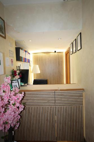 ein Büro mit Empfangstresen und Blumen in in der Unterkunft Dreamland Guesthouse in Rom