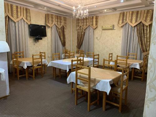 Televiisor ja/või meelelahutuskeskus majutusasutuses Royal garden