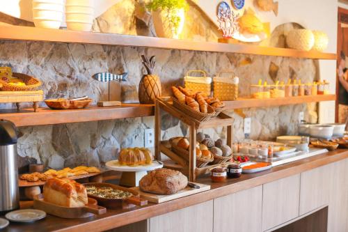 uma padaria com muitos tipos diferentes de pães e doces em Saluz Boutique Hotel em Jericoacoara