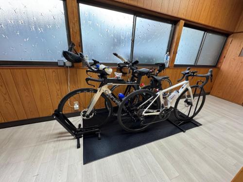 dos bicicletas aparcadas una al lado de la otra en un barco en ゲストハウス輪 高野山麓, en Hashimoto