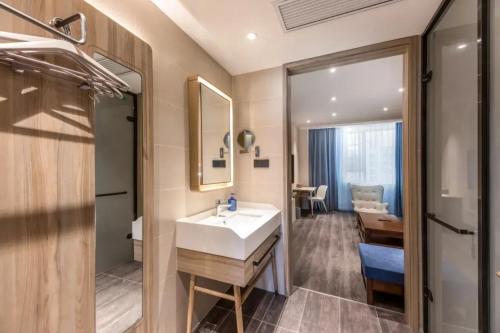 Ένα ή περισσότερα κρεβάτια σε δωμάτιο στο Hanting Premium Hotel Shanghai West Yingao Road Subway Station