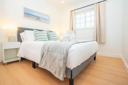 - une chambre avec un grand lit et 2 serviettes dans l'établissement Spacious SJ 4BR Home Prime Location Near Everything, à San José