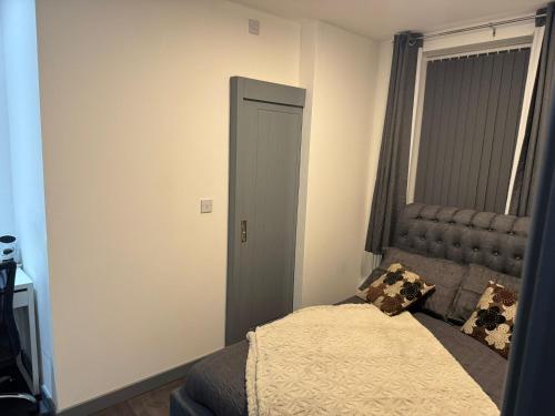 Ένα ή περισσότερα κρεβάτια σε δωμάτιο στο Chic Above Store