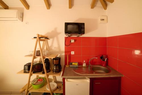 Kuchyň nebo kuchyňský kout v ubytování Pacifique un Bungalow charmant pour deux, entre mer et nature