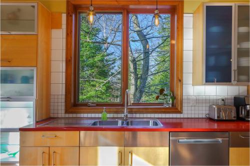 Kuchyň nebo kuchyňský kout v ubytování La Romane Stylish Forest Chalet W Spa