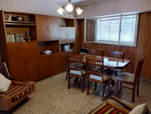 a kitchen with a dining room table and chairs at Departamento cálido y espacioso en Candioti in Vuelta del Paraguayo