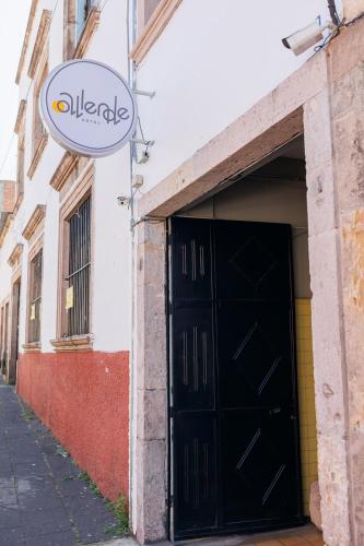 eine Tür zu einer Garage mit einem Schild darüber in der Unterkunft Hotel Allende Morelia in Morelia