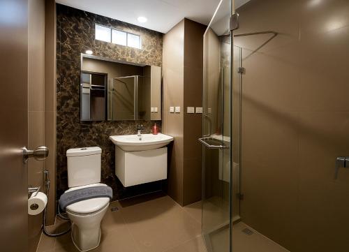 Un baño con inodoro, lavabo y ducha. en GLOW Pattaya, en Pattaya South