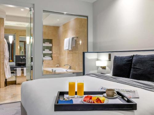 Ένα μπάνιο στο Peppers Waymouth Hotel