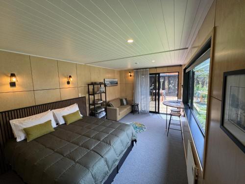 Ένα ή περισσότερα κρεβάτια σε δωμάτιο στο Haven Cabin - No road access - just a boat ride away