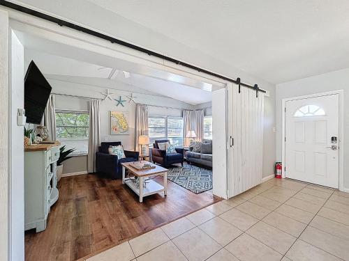 Una televisión o centro de entretenimiento en Largo Pool House and Firepit