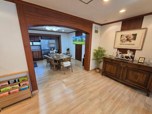 Η κουζίνα ή μικρή κουζίνα στο Emotional House Premium 50py 3-bed stay