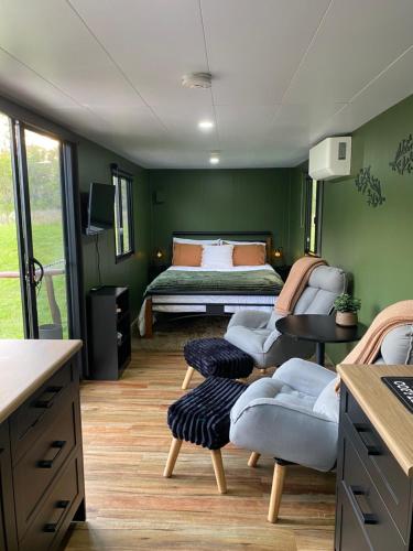 Postel nebo postele na pokoji v ubytování Karinya Tiny House