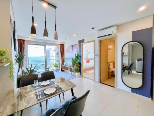 une salle à manger et un salon avec une table et des chaises dans l'établissement CĂN HỘ THE SÓNG TAM THẮNG VŨNG TÀU - LUXURY APARTMENT Mr Tú, à Vung Tau