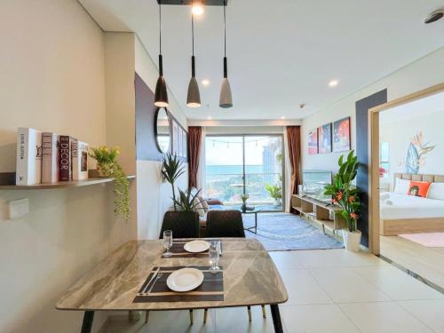 a room with a dining table and a bedroom at CĂN HỘ THE SÓNG TAM THẮNG VŨNG TÀU - LUXURY APARTMENT Mr Tú in Vung Tau