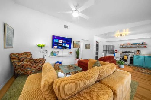 TV a/nebo společenská místnost v ubytování The Happy Haven - Near Manatee Tours - Pet Friendly