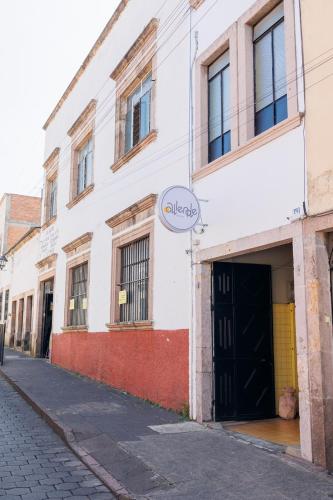ein Gebäude mit einem Schild an der Straßenseite in der Unterkunft Hotel Allende Morelia in Morelia