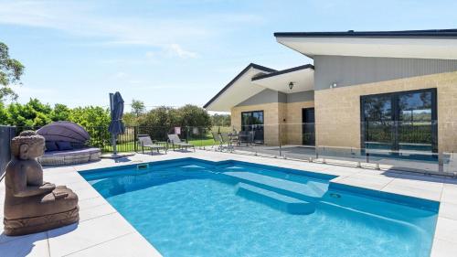 Bazén v ubytování 'Mandalay Villa 1' nebo v jeho okolí