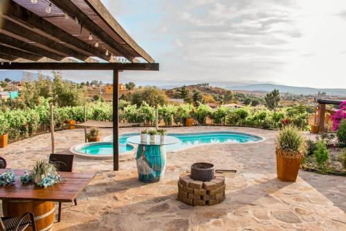 un patio avec une table et une piscine dans l'établissement Villa De La Rosa at Valle de Gpe Pool BBQ & AC, à San Pablo