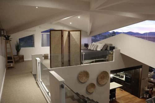 un salon avec une cheminée dans une maison dans l'établissement Villa De La Rosa at Valle de Gpe Pool BBQ & AC, à San Pablo