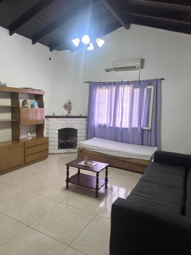 un soggiorno con letto e tavolino da caffè di Chalet en Mogotes a Mar del Plata