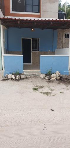 una casa con paredes azules y un edificio en Casa Jedidian, en El Cuyo
