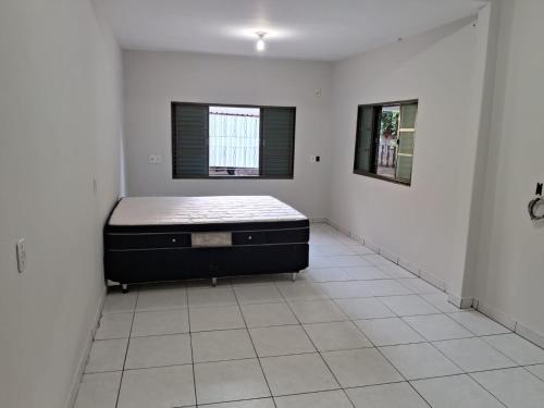 ein Schlafzimmer mit einem Bett in der Zimmerecke in der Unterkunft Casa da Porteira in Caldas Novas