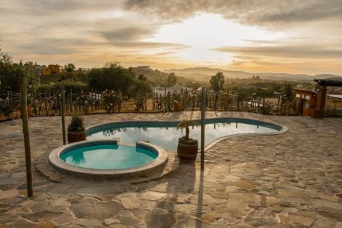 - une piscine au milieu d'un patio dans l'établissement Suite Mediterranea Valle de Gpe WiFi BBQ & Pool, à Villa de Juárez